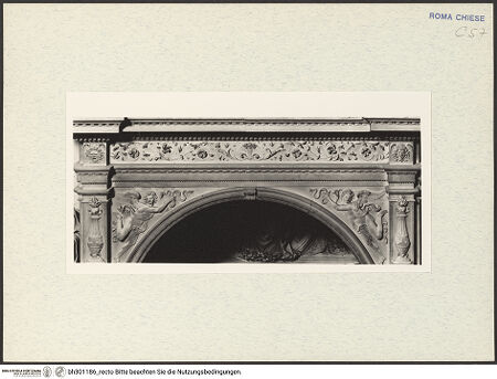 Vorderseite von Arte Fotografica [https://www.deutsche-digitale-bibliothek.de/content/lizenzen/rv-ez/] Grabmal des Kardinals Ascanio Maria Sforza, (gestorben 1505)Nische mit Liegefigur des Verstorbenen, darüber Lünette mit Madonna und Kind - Detail: Genien/Victorien im Ornament der Nischenrahmung, bh301186_recto. Foto.