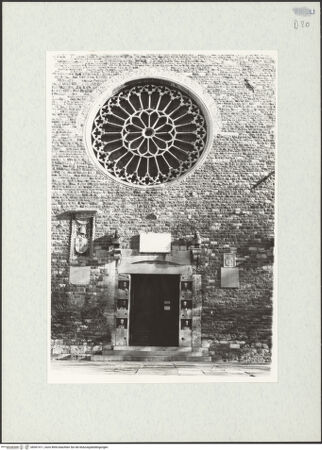 Vorderseite von Pace, Valentino [https://www.deutsche-digitale-bibliothek.de/content/lizenzen/rv-fz/] San GiustoWestfassade - Mittelachse, Portal und Fensterrose, bh301411_recto. Foto: Pace, Valentino.