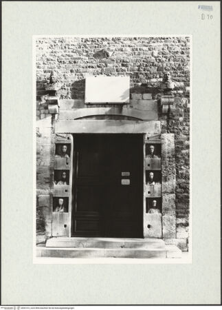 Vorderseite von Pace, Valentino [https://www.deutsche-digitale-bibliothek.de/content/lizenzen/rv-fz/] Hauptportal mit römischen Reliefportraits von sechs Mitgliedern der Familie Barbia - Gesamtansicht, bh301412_recto. Foto: Pace, Valentino.