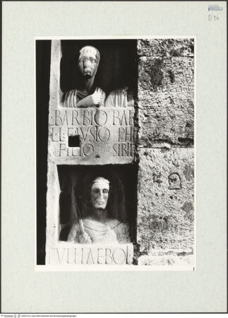 Vorderseite von Pace, Valentino [https://www.deutsche-digitale-bibliothek.de/content/lizenzen/rv-fz/] Hauptportal mit römischen Reliefportraits von sechs Mitgliedern der Familie Barbia - Rechter Türpfosten, Detail, bh301413_recto. Foto: Pace, Valentino.