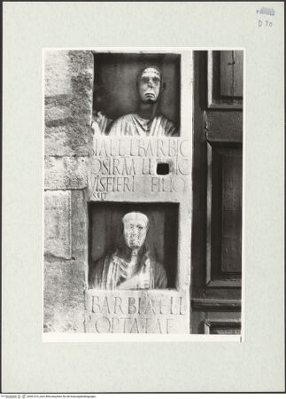 Vorderseite von Pace, Valentino [https://www.deutsche-digitale-bibliothek.de/content/lizenzen/rv-fz/] Hauptportal mit römischen Reliefportraits von sechs Mitgliedern der Familie Barbia - Linker Türpfosten, Detail, bh301414_recto. Foto: Pace, Valentino.