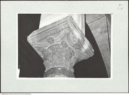 Vorderseite von Pace, Valentino [https://www.deutsche-digitale-bibliothek.de/content/lizenzen/rv-ez/] Kapitelle des LanghausesFünftes Kapitell links - Seitenansicht, bh301462_recto. Foto: Pace, Valentino.