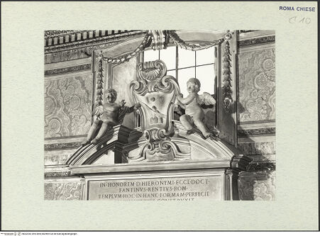 Vorderseite von ICCD [https://www.deutsche-digitale-bibliothek.de/content/lizenzen/rv-ez/] Rahmung mit Wappen der Familie Renzi, flankierenden Putten und Widmungsinschrift - Detail der Inschrift & Putten mit Wappen der Familie Renzi, bh302284_recto. Foto.