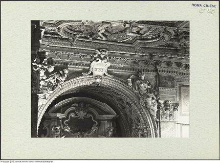 Vorderseite von ICCD [https://www.deutsche-digitale-bibliothek.de/content/lizenzen/rv-ez/] San Girolamo della CaritàChorkapelle - Detail: Bogen mit Personifikationen von Caritas und Fides und Wappenkartusche, bh302286_recto. Foto.