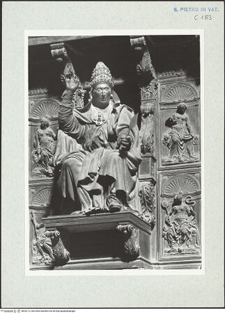 Vorderseite von Bibliotheca Hertziana [https://www.deutsche-digitale-bibliothek.de/content/lizenzen/rv-fz/] Grabmonument Papst Innozenz VIII.Thronender Papstes - Gesamtansicht der Sitzfigur, bh303713_recto. Foto: Wiedenhoeft, Ron.