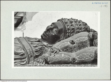 Vorderseite von Bibliotheca Hertziana [https://www.deutsche-digitale-bibliothek.de/content/lizenzen/rv-fz/] Grabmonument Papst Innozenz VIII.Sarkophag mit Gisant - Liegender Papst, Detail, bh303717_recto. Foto: Wiedenhoeft, Ron.