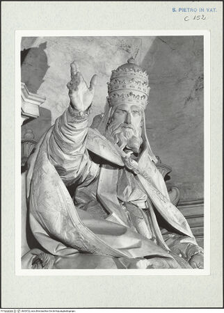 Vorderseite von Bibliotheca Hertziana [https://www.deutsche-digitale-bibliothek.de/content/lizenzen/rv-fz/] Grabmonument Papst Gregor XIII. - Sitzfigur des Papstes, Ausschnitt: Kopf und Oberkörper, bh303722_recto. Foto: Wiedenhoeft, Ron.