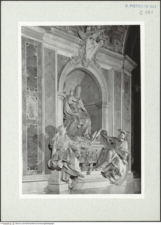 Vorderseite von Bibliotheca Hertziana [https://www.deutsche-digitale-bibliothek.de/content/lizenzen/rv-fz/] Grabmonument Papst Gregor XIII. - Gesamtansicht von links, bh303723_recto. Foto: Wiedenhoeft, Ron.