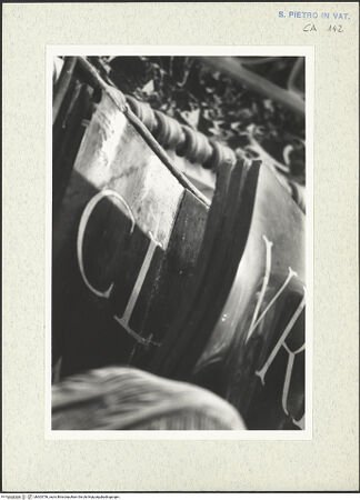 Vorderseite von Bibliotheca Hertziana [https://www.deutsche-digitale-bibliothek.de/content/lizenzen/rv-fz/] Grabmal von Papst Urban VIII.Der Tod schreibt den Namen des Papstes auf ein Pergament - Detail: Seiten des Buches, bh303756_recto. Foto: Wiedenhoeft, Ron.