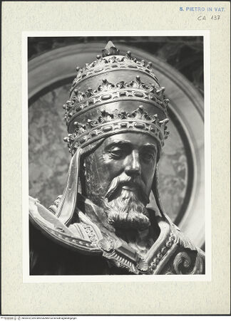 Vorderseite von Bibliotheca Hertziana [https://www.deutsche-digitale-bibliothek.de/content/lizenzen/rv-fz/] Grabmal von Papst Urban VIII.Der Papst auf der Kathedra thronend - Detail: Kopf, bh303762_recto. Foto: Wiedenhoeft, Ron.