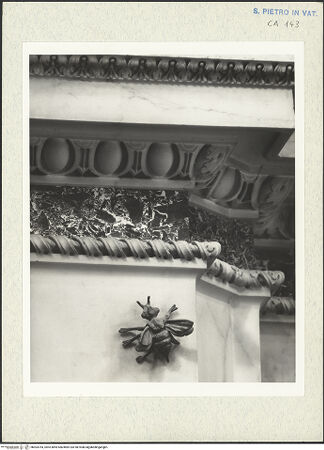 Vorderseite von Bibliotheca Hertziana [https://www.deutsche-digitale-bibliothek.de/content/lizenzen/rv-fz/] Grabmal von Papst Urban VIII. - Rahmung des Sockels und Barberini Biene, bh303764_recto. Foto: Wiedenhoeft, Ron.