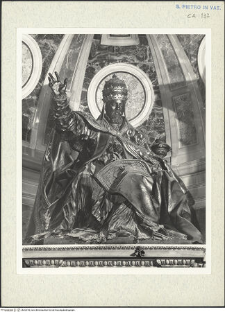 Vorderseite von Bibliotheca Hertziana [https://www.deutsche-digitale-bibliothek.de/content/lizenzen/rv-fz/] Grabmal von Papst Urban VIII.Der Papst auf der Kathedra thronend - Gesamtansicht der Figur, bh303765_recto. Foto: Wiedenhoeft, Ron.