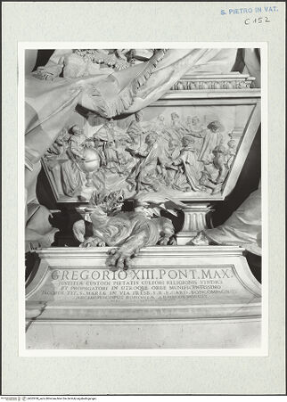 Vorderseite von Bibliotheca Hertziana [https://www.deutsche-digitale-bibliothek.de/content/lizenzen/rv-fz/] Grabmonument Papst Gregor XIII.Die Gregorianische Kalenderreform - Sarkophag, Gesamtansicht, bh303780_recto. Foto: Wiedenhoeft, Ron.