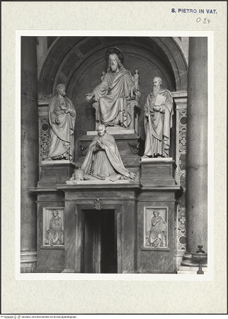 Vorderseite von Bibliotheca Hertziana [https://www.deutsche-digitale-bibliothek.de/content/lizenzen/rv-fz/] Grabmal von Papst Pius VIII. Albani - Gesamtansicht, bh303803_recto. Foto: Wiedenhoeft, Ron.