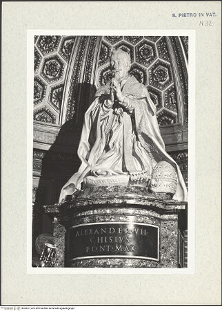 Vorderseite von Bibliotheca Hertziana [https://www.deutsche-digitale-bibliothek.de/content/lizenzen/rv-fz/] Grabmal von Papst Alexander VII. ChigiPapst Alexander VII. - Gesamtansicht des knienden Papstes, bh303937_recto. Foto: Wiedenhoeft, Ron.