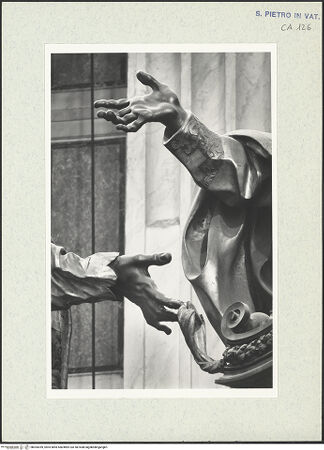 Vorderseite von Bibliotheca Hertziana [https://www.deutsche-digitale-bibliothek.de/content/lizenzen/rv-fz/] Cathedra PetriKirchenväter - Detailansicht der Hände: St. Ambrosius und Athanasius, bh305359_recto. Foto: Wiedenhoeft, Ron.