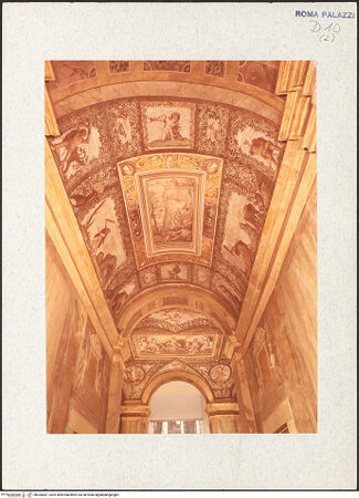 Vorderseite von Vasari [https://www.deutsche-digitale-bibliothek.de/content/lizenzen/rv-fz/] Die Taten des Herkules und Laubengang mit Tieren - Mittelbild und rechte Hälfte, bh305387_recto. Foto: Vasari, Giorgio.