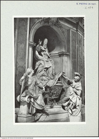 Vorderseite von Bibliotheca Hertziana [https://www.deutsche-digitale-bibliothek.de/content/lizenzen/rv-fz/] Grabmonument Papst Gregor XIII. - Gesamtansicht, seitlich von links, bh305628_recto. Foto: Wiedenhoeft, Ron.