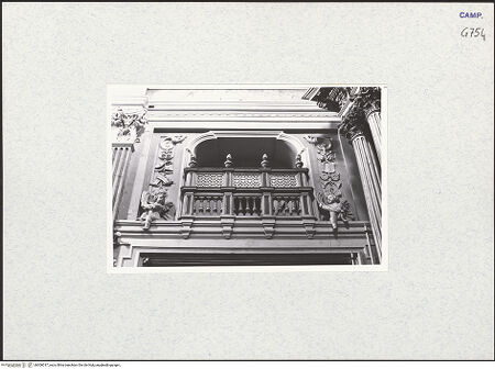 Vorderseite von Bösel, Richard [https://www.deutsche-digitale-bibliothek.de/content/lizenzen/rv-fz/] San Giuseppe a Chiaia - Langhaus, Empore rechts, bh306017_recto. Foto: Bösel, Richard.