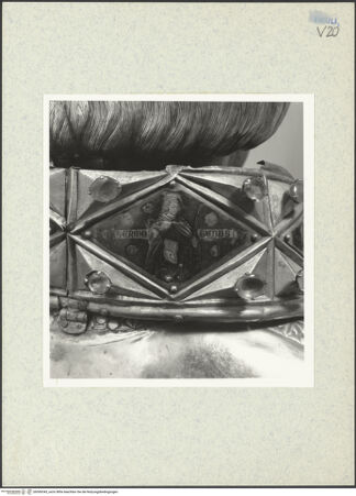 Vorderseite von ICCD [https://www.deutsche-digitale-bibliothek.de/content/lizenzen/rv-ez/] Büstenreliquiar des heiligen Donatus von CividaleEmaille-Plaketten des Schultervelums - Der heilige Hermogenes, bh306343_recto. Foto.