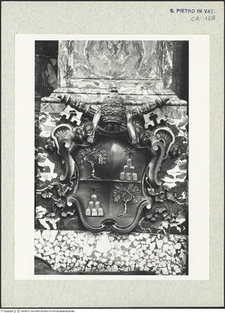 Vorderseite von Bibliotheca Hertziana [https://www.deutsche-digitale-bibliothek.de/content/lizenzen/rv-fz/] Cathedra PetriKirchenväterSeitliche Postamente: Wappen von Papst Alexander VII. - Wappen: Alexander VII., bh306913_recto. Foto: Wiedenhoeft, Ron.