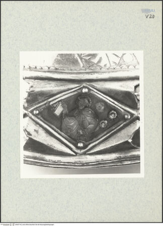 Vorderseite von ICCD [https://www.deutsche-digitale-bibliothek.de/content/lizenzen/rv-ez/] Büstenreliquiar des heiligen Donatus von CividaleEmaille-Plaketten des Sockels (Bischöfe, Madonna, Apostel, Evangelisten und Johannes der Täufer) - Apostel oder Evangelist, bh307142_recto. Foto.