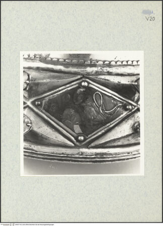 Vorderseite von ICCD [https://www.deutsche-digitale-bibliothek.de/content/lizenzen/rv-ez/] Büstenreliquiar des heiligen Donatus von CividaleEmaille-Plaketten des Sockels (Bischöfe, Madonna, Apostel, Evangelisten und Johannes der Täufer) - Der heilige Andreas (?), bh307143_recto. Foto.