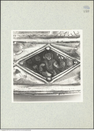 Vorderseite von ICCD [https://www.deutsche-digitale-bibliothek.de/content/lizenzen/rv-ez/] Büstenreliquiar des heiligen Donatus von CividaleEmaille-Plaketten des Sockels (Bischöfe, Madonna, Apostel, Evangelisten und Johannes der Täufer) - Der heilige Petrus, bh307145_recto. Foto.