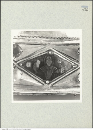 Vorderseite von ICCD [https://www.deutsche-digitale-bibliothek.de/content/lizenzen/rv-ez/] Büstenreliquiar des heiligen Donatus von CividaleEmaille-Plaketten des Sockels (Bischöfe, Madonna, Apostel, Evangelisten und Johannes der Täufer) - Heiliger Bischof, bh307148_recto. Foto.