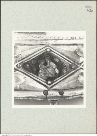 Vorderseite von ICCD [https://www.deutsche-digitale-bibliothek.de/content/lizenzen/rv-ez/] Büstenreliquiar des heiligen Donatus von CividaleEmaille-Plaketten des Sockels (Bischöfe, Madonna, Apostel, Evangelisten und Johannes der Täufer) - Madonna, bh307149_recto. Foto.