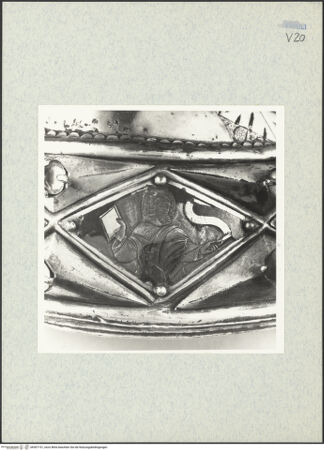 Vorderseite von ICCD [https://www.deutsche-digitale-bibliothek.de/content/lizenzen/rv-ez/] Büstenreliquiar des heiligen Donatus von CividaleEmaille-Plaketten des Sockels (Bischöfe, Madonna, Apostel, Evangelisten und Johannes der Täufer) - Apostel, bh307151_recto. Foto.