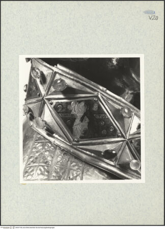 Vorderseite von ICCD [https://www.deutsche-digitale-bibliothek.de/content/lizenzen/rv-ez/] Büstenreliquiar des heiligen Donatus von CividaleEmaille-Plaketten des Schultervelums - Der heilige Venustus, bh307158_recto. Foto.