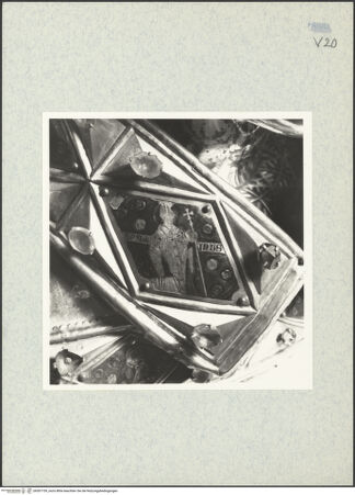 Vorderseite von ICCD [https://www.deutsche-digitale-bibliothek.de/content/lizenzen/rv-ez/] Büstenreliquiar des heiligen Donatus von CividaleEmaille-Plaketten des Schultervelums - Der heilige Paulinus von Aquileia, bh307159_recto. Foto.