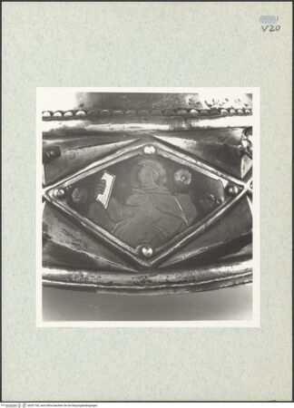 Vorderseite von ICCD [https://www.deutsche-digitale-bibliothek.de/content/lizenzen/rv-ez/] Büstenreliquiar des heiligen Donatus von CividaleEmaille-Plaketten des Sockels (Bischöfe, Madonna, Apostel, Evangelisten und Johannes der Täufer) - Apostel, bh307160_recto. Foto.