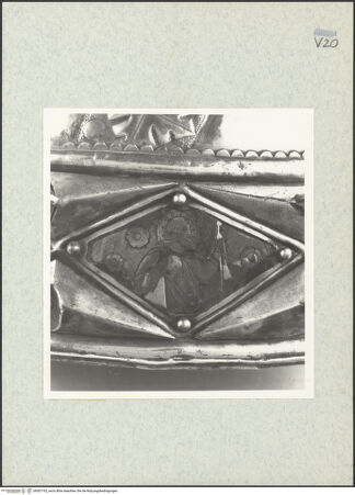 Vorderseite von ICCD [https://www.deutsche-digitale-bibliothek.de/content/lizenzen/rv-ez/] Büstenreliquiar des heiligen Donatus von CividaleEmaille-Plaketten des Sockels (Bischöfe, Madonna, Apostel, Evangelisten und Johannes der Täufer) - Der heilige Jakobus der Ältere, bh307162_recto. Foto.