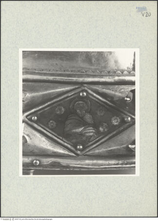 Vorderseite von ICCD [https://www.deutsche-digitale-bibliothek.de/content/lizenzen/rv-ez/] Büstenreliquiar des heiligen Donatus von CividaleEmaille-Plaketten des Sockels (Bischöfe, Madonna, Apostel, Evangelisten und Johannes der Täufer) - Apostel, bh307163_recto. Foto.