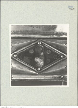 Vorderseite von ICCD [https://www.deutsche-digitale-bibliothek.de/content/lizenzen/rv-ez/] Büstenreliquiar des heiligen Donatus von CividaleEmaille-Plaketten des Sockels (Bischöfe, Madonna, Apostel, Evangelisten und Johannes der Täufer) - Apostel, bh307164_recto. Foto.