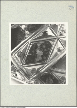 Vorderseite von ICCD [https://www.deutsche-digitale-bibliothek.de/content/lizenzen/rv-ez/] Büstenreliquiar des heiligen Donatus von CividaleEmaille-Plaketten des Schultervelums - Der heilige Donatus, bh307166_recto. Foto.