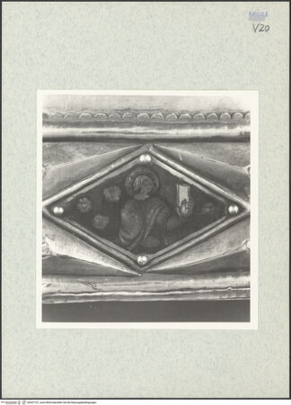 Vorderseite von ICCD [https://www.deutsche-digitale-bibliothek.de/content/lizenzen/rv-ez/] Büstenreliquiar des heiligen Donatus von CividaleEmaille-Plaketten des Sockels (Bischöfe, Madonna, Apostel, Evangelisten und Johannes der Täufer) - Apostel oder Evangelist, bh307167_recto. Foto.