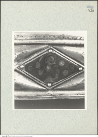 Vorderseite von ICCD [https://www.deutsche-digitale-bibliothek.de/content/lizenzen/rv-ez/] Büstenreliquiar des heiligen Donatus von CividaleEmaille-Plaketten des Sockels (Bischöfe, Madonna, Apostel, Evangelisten und Johannes der Täufer) - Apostel oder Evangelist, bh307168_recto. Foto.