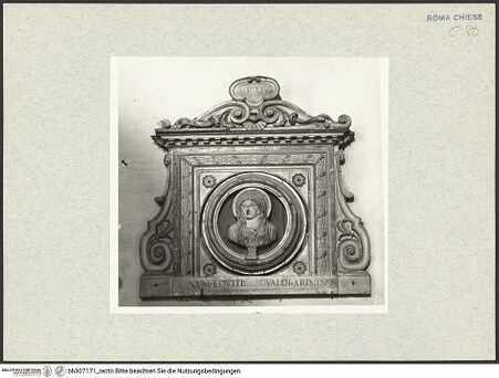 Vorderseite von ICCD [https://www.deutsche-digitale-bibliothek.de/content/lizenzen/rv-ez/] Rahmung mit Marienbüste - , bh307171_recto. Foto.