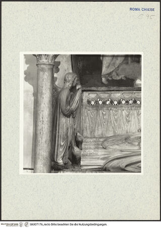 Vorderseite von ICCD [https://www.deutsche-digitale-bibliothek.de/content/lizenzen/rv-ez/] Grabmonument von Kardinal Matteo AquaspartaParadebett mit Liegefigur des Verstorbenen, dahinter Draperie mit zwei trauernden Figuren - Detail: linke trauernde Figur, bh307176_recto. Foto.