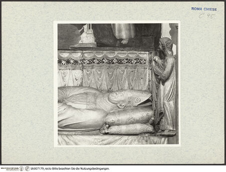 Vorderseite von ICCD [https://www.deutsche-digitale-bibliothek.de/content/lizenzen/rv-ez/] Grabmonument von Kardinal Matteo AquaspartaParadebett mit Liegefigur des Verstorbenen, dahinter Draperie mit zwei trauernden Figuren - Liegefigur, Detail: Oberkörper, bh307179_recto. Foto.