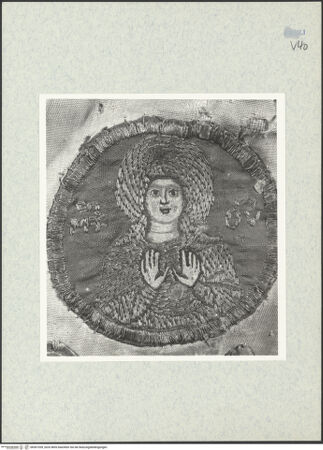 Vorderseite von ICCD [https://www.deutsche-digitale-bibliothek.de/content/lizenzen/rv-ez/] Sogenannte Mitra von San Paolino - Rückseite, Detail: Maria als Orantin, bh307209_recto. Foto.