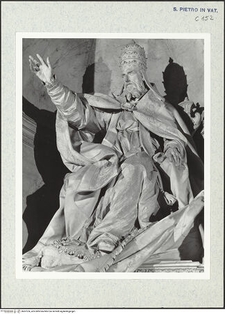 Vorderseite von Bibliotheca Hertziana [https://www.deutsche-digitale-bibliothek.de/content/lizenzen/rv-fz/] Grabmonument Papst Gregor XIII. - Sitzfigur des Papstes, Ansicht von links, bh307250_recto. Foto: Wiedenhoeft, Ron.