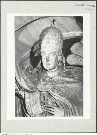 Vorderseite von Bibliotheca Hertziana [https://www.deutsche-digitale-bibliothek.de/content/lizenzen/rv-fz/] Grabmonument Papst Leo XII. - Grabmal Leo XII: Detailansicht des Kopfes, bh307256_recto. Foto: Wiedenhoeft, Ron.