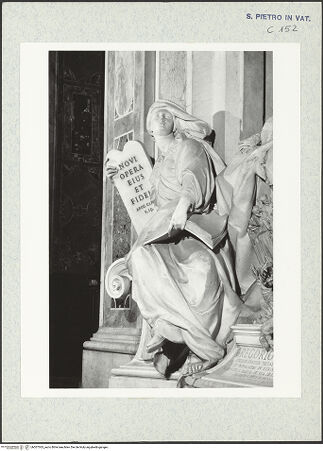 Vorderseite von Bibliotheca Hertziana [https://www.deutsche-digitale-bibliothek.de/content/lizenzen/rv-fz/] Grabmonument Papst Gregor XIII.Religio - Gesamtansicht, seitlich von rechts, bh307363_recto. Foto: Wiedenhoeft, Ron.