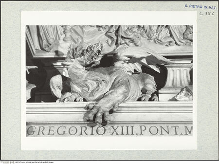 Vorderseite von Bibliotheca Hertziana [https://www.deutsche-digitale-bibliothek.de/content/lizenzen/rv-fz/] Grabmonument Papst Gregor XIII.Drache (unter dem Sarkophag) - Gesamtansicht, frontal, bh307439_recto. Foto: Wiedenhoeft, Ron.