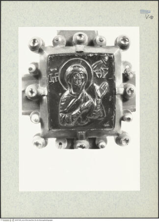 Vorderseite von ICCD [https://www.deutsche-digitale-bibliothek.de/content/lizenzen/rv-ez/] Altarkreuz (Recto: der gekreuzigte Christus zwischen Maria und Johannes; Verso: Plakette mit Maria Advocata) - Verso, Detail: Maria Advocata, bh307440_recto. Foto.