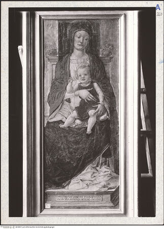 Vorderseite von unbekannt [https://www.deutsche-digitale-bibliothek.de/content/lizenzen/rv-ez/] Thronende Madonna - Gesamtansicht mit Rahmen, bh308097_recto. Foto.